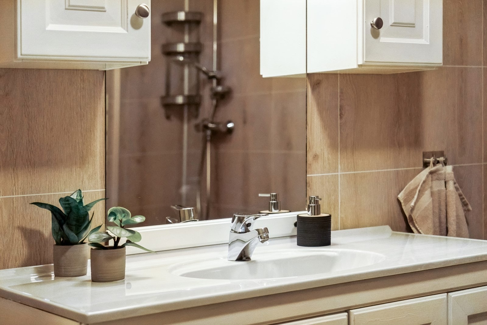 På badet finn du ei romsleg skapinnreiing med heilstøypt servant, golvståande toalett, dusj på golv med glasveggar, overskap med lys og speil. Galleribilde