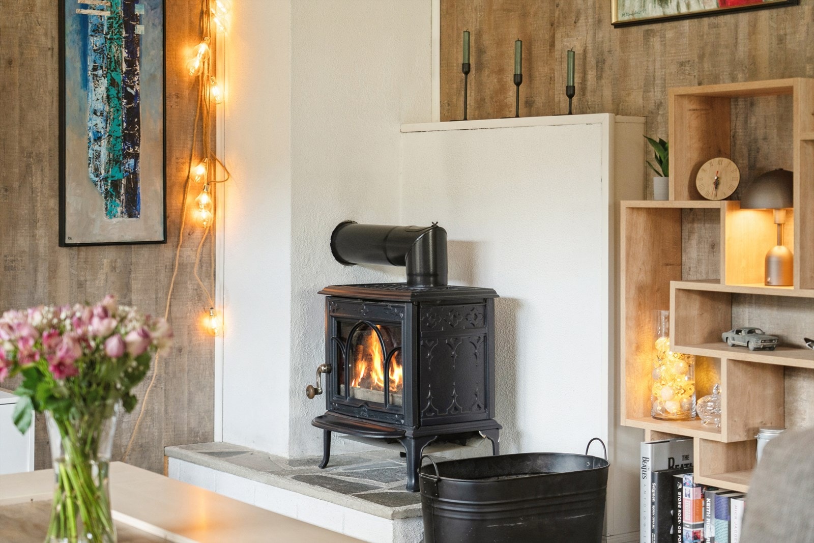 Rommet framstår som moderne og fint. Du har også vedomn i stova som varmar god på kalde dagar Galleribilde