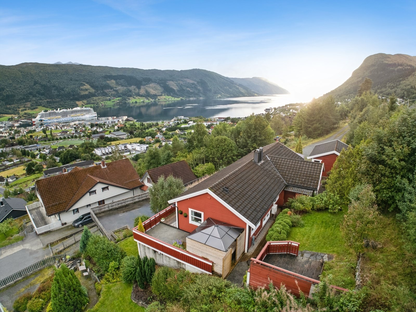 Frå husvære er det kort veg både til flott turterreng og til alle sentrumsfasilitetar. Du har hageområde både i framkant av bustaden - og i bakkant Galleribilde