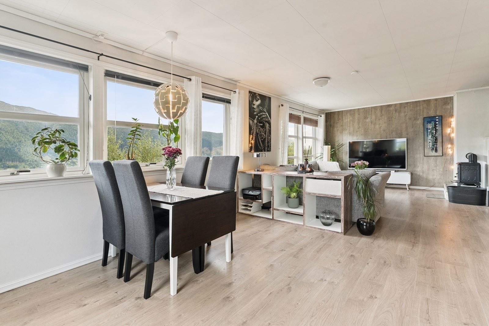 Du kjem opp i stova og blir møtt av fleire, større vindaugsflater mot flott utsikt. Galleribilde