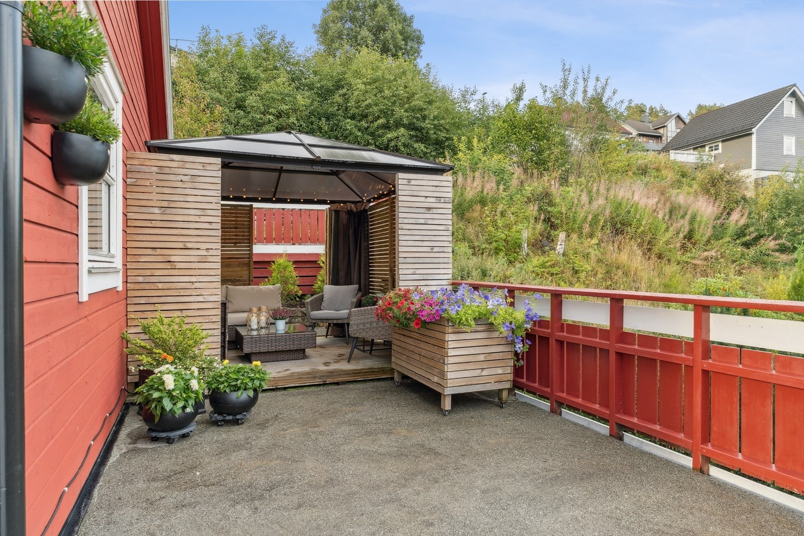 Paviljong vart satt opp i 2020 - her er det supert å sitje saman led familie og venner. Galleribilde