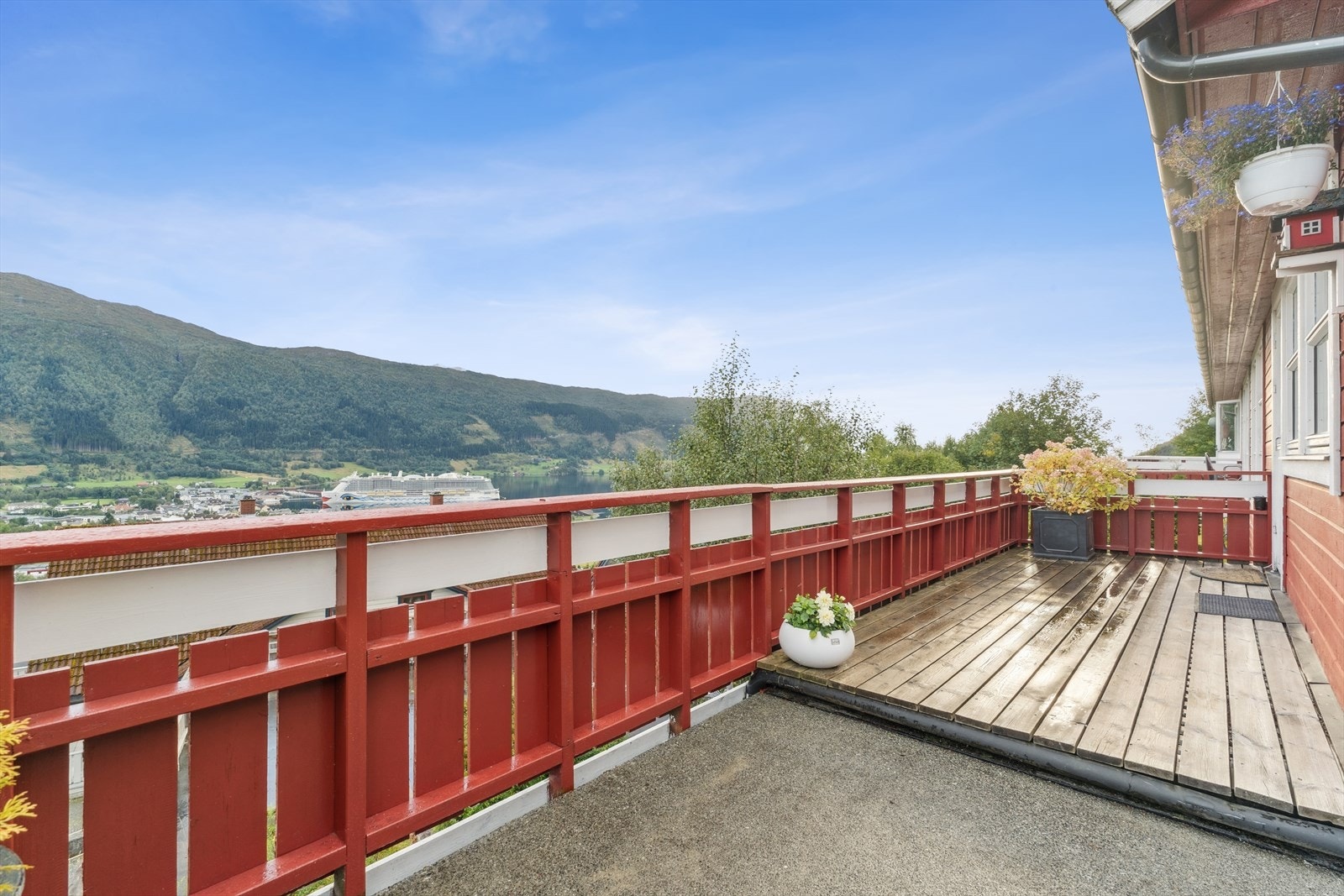 Terrassebord på altan vart også skifta i 2020 Galleribilde