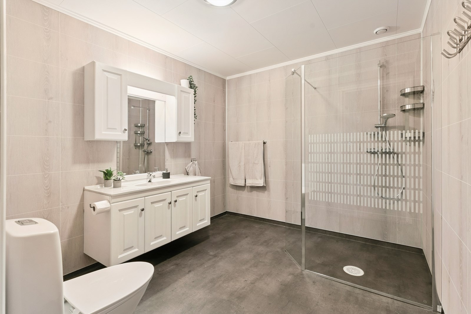 Bad i underetasje er delvis oppgradert i 2021. Det vart då lagt nytt golvbelegg og satt opp nye baderomsplater. Det er varmekablar på golv. Galleribilde