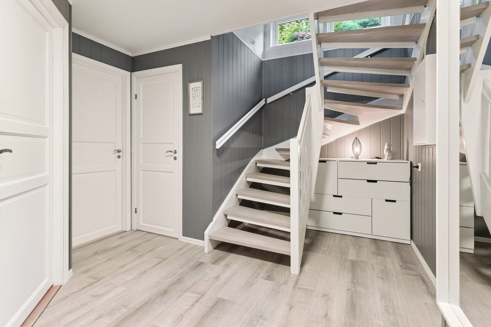 Gangen i underetasjen bind saman alle rom, og det er trapp til 1.etasje Galleribilde