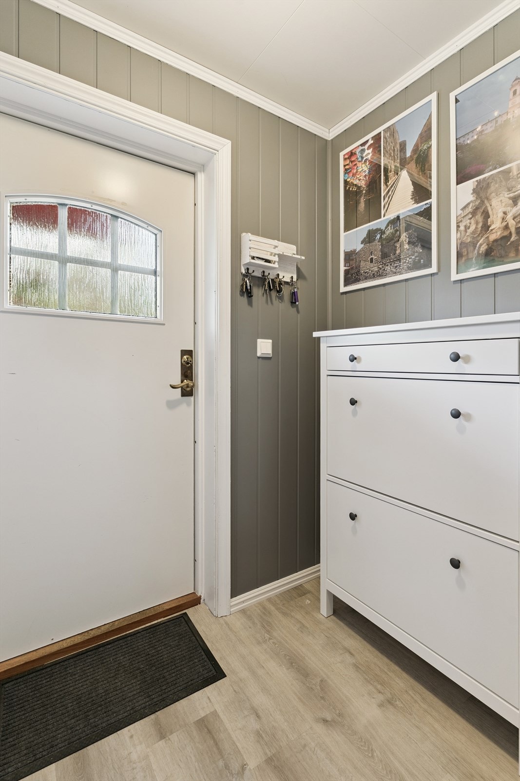 Velkommen inn. Her blir du møtt av ein oppgradert, moderne og god entré og gang. Her er det lagt nytt laminatgolv og veggplater i 2024 Galleribilde