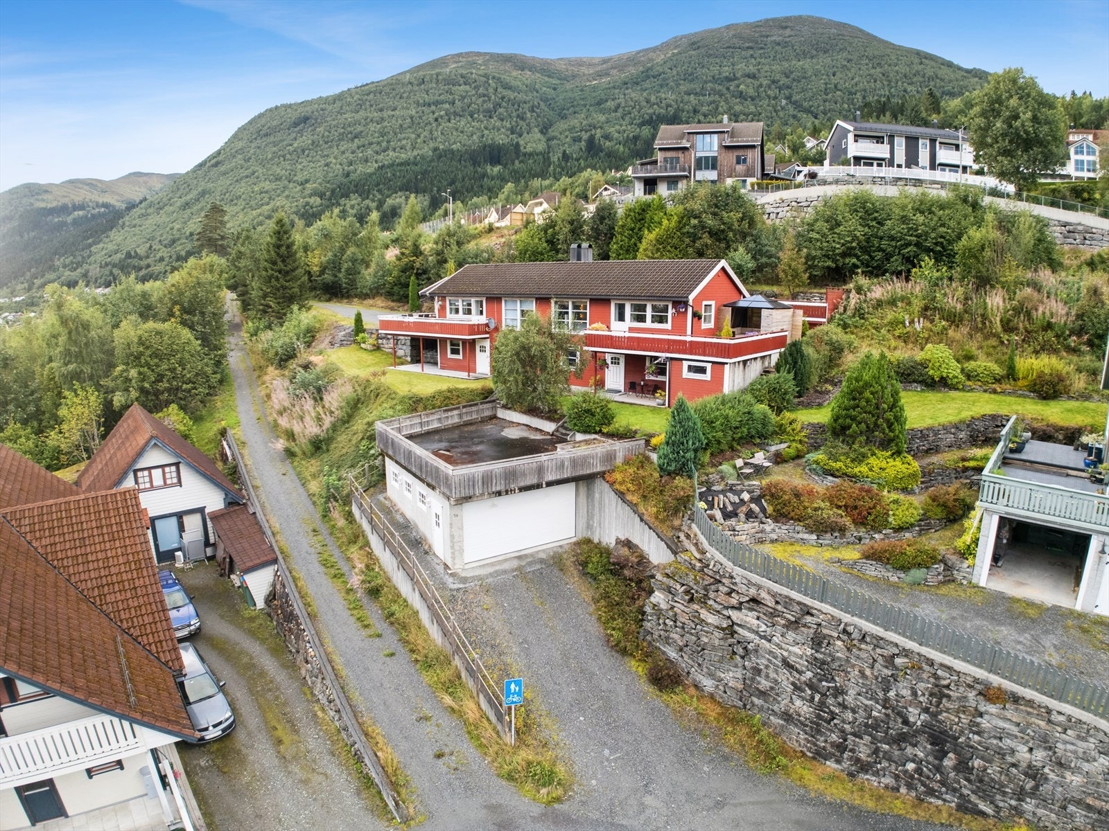 Velkommen til Holten 56 - halvpart av tomannsbustad med dobbelgarasje og flotte uteplassar Galleribilde