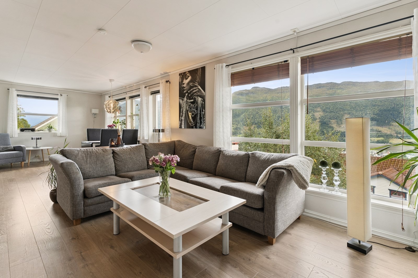 Frå stova kan du nyte flott utsikt mot sentrum, fjord og fjellheim Galleribilde