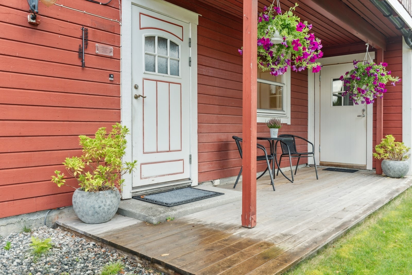 Overbygd inngangsparti. Dør til bod på 14m² Galleribilde