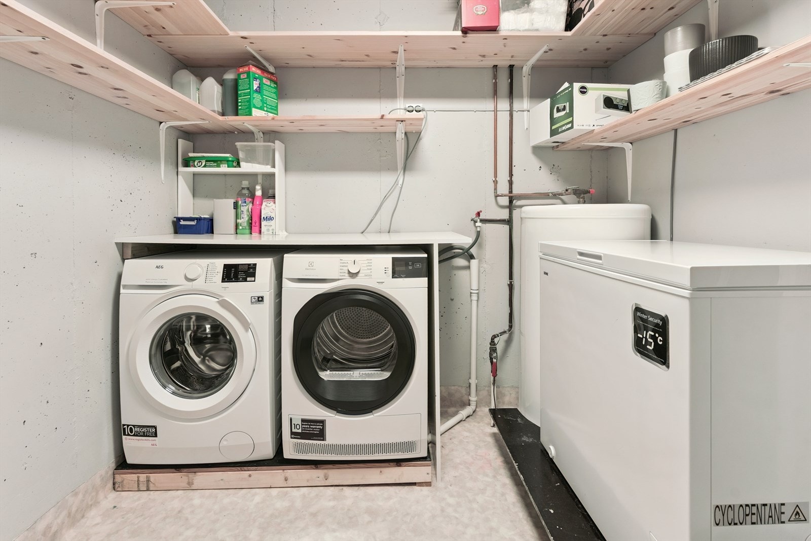 Vaskerom i underetasje. Belegg på golv og malte plater på vegg. Galleribilde