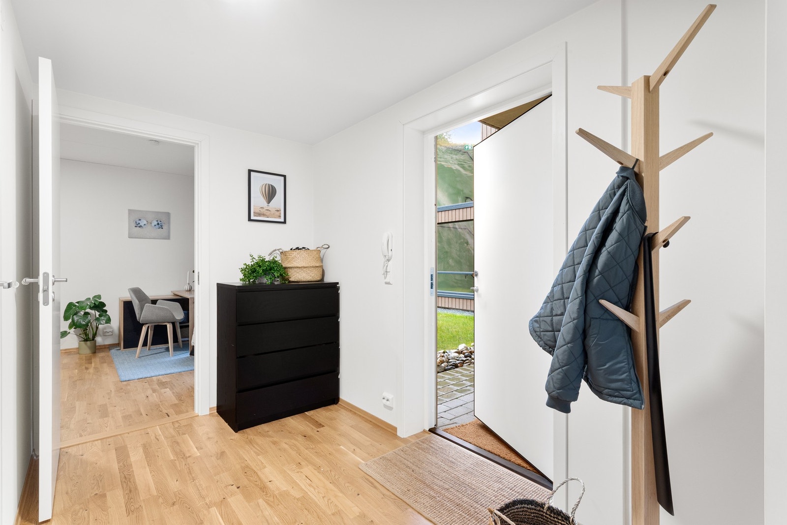 Romslig entré med oppbevaringsmuligheter. Galleribilde