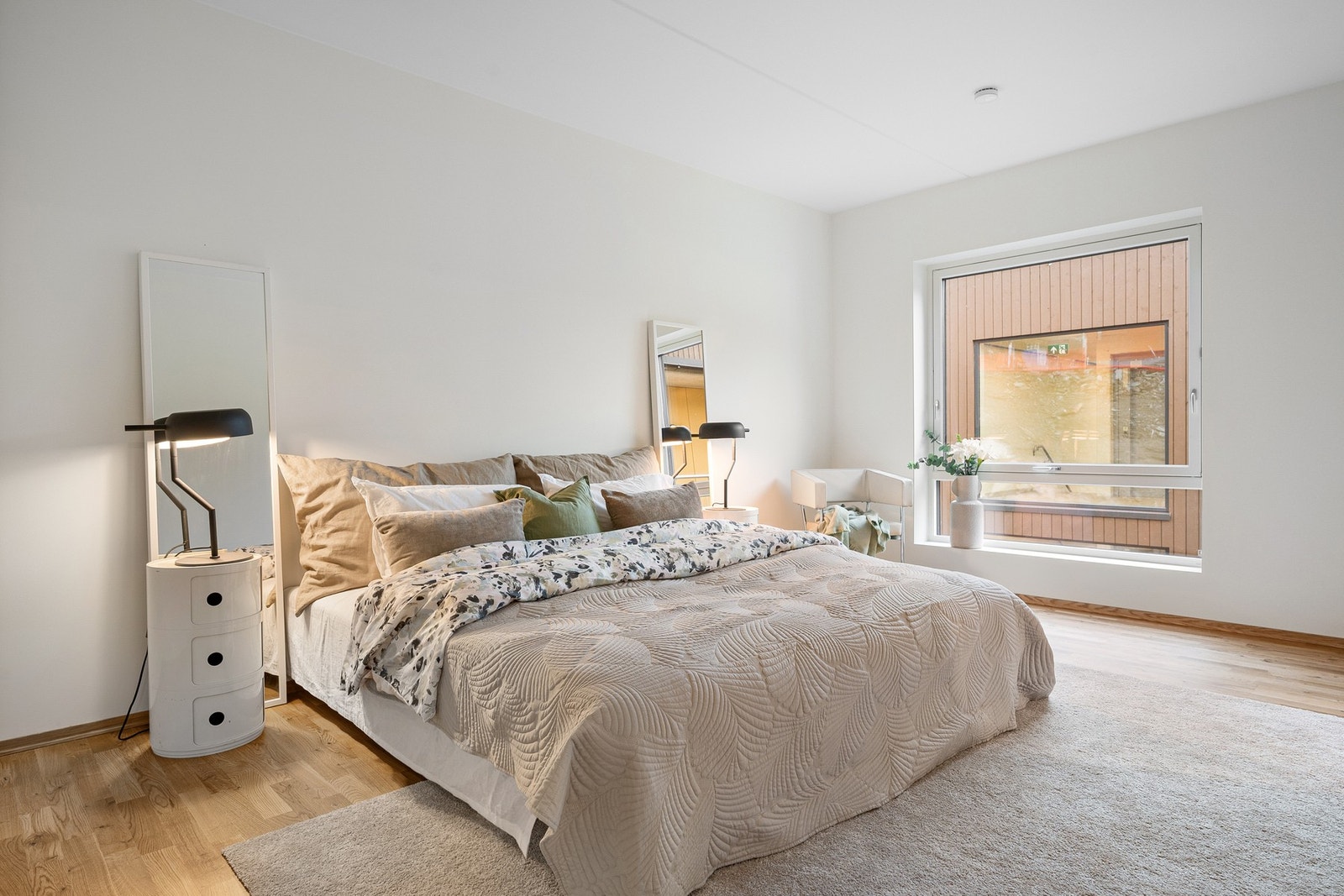 Lyst og romslig soverom. Galleribilde