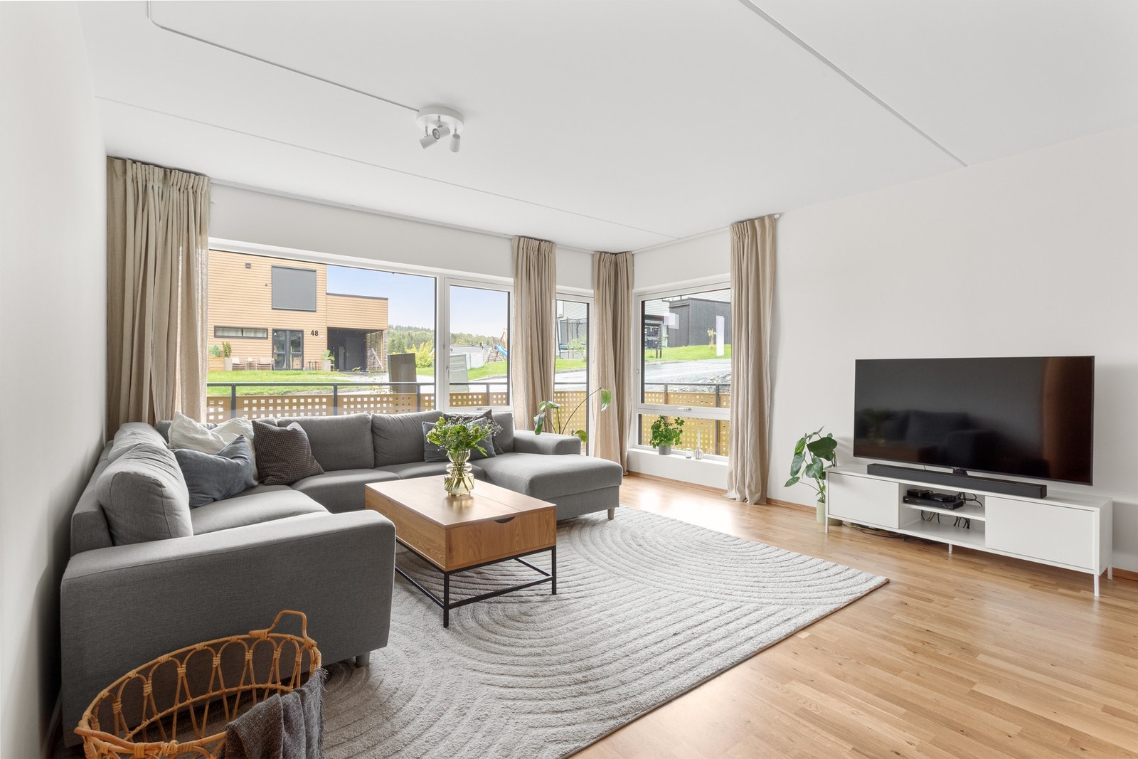 God plass til flere sittegrupper. Galleribilde