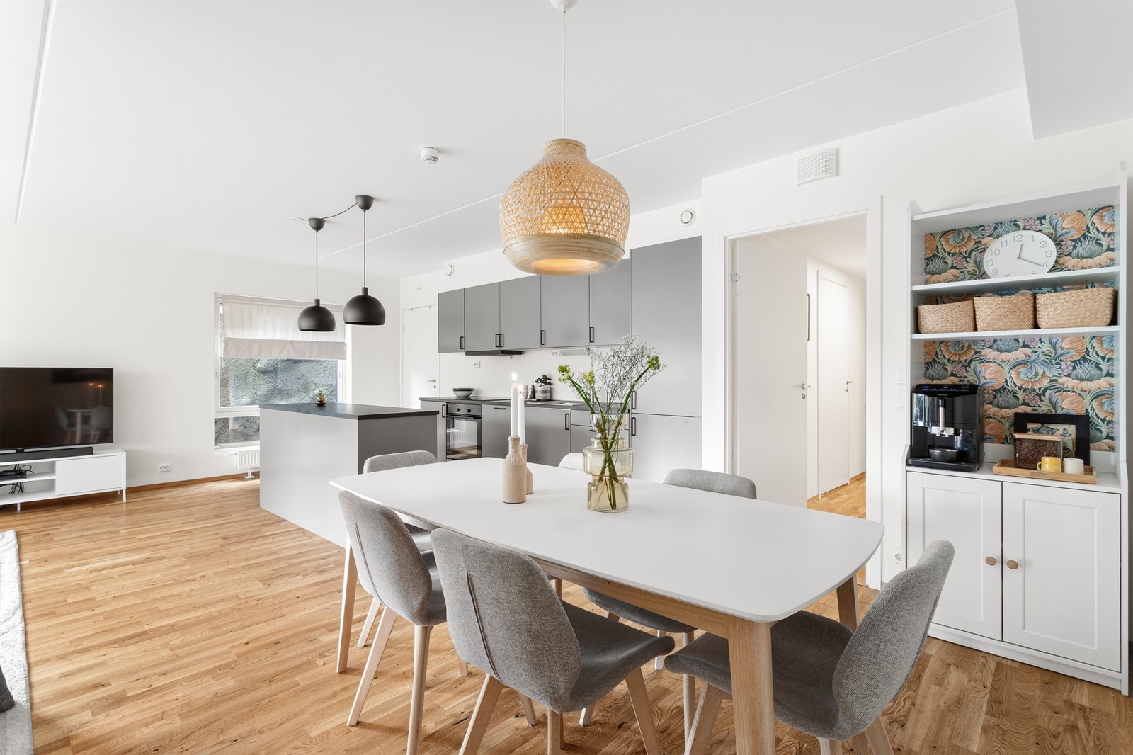 God plass til flere sittegrupper. Galleribilde