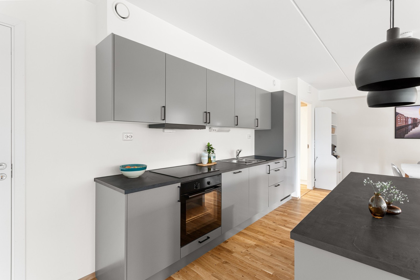 Nytt og delikat kjøkken med praktisk kjøkkenøy. Galleribilde