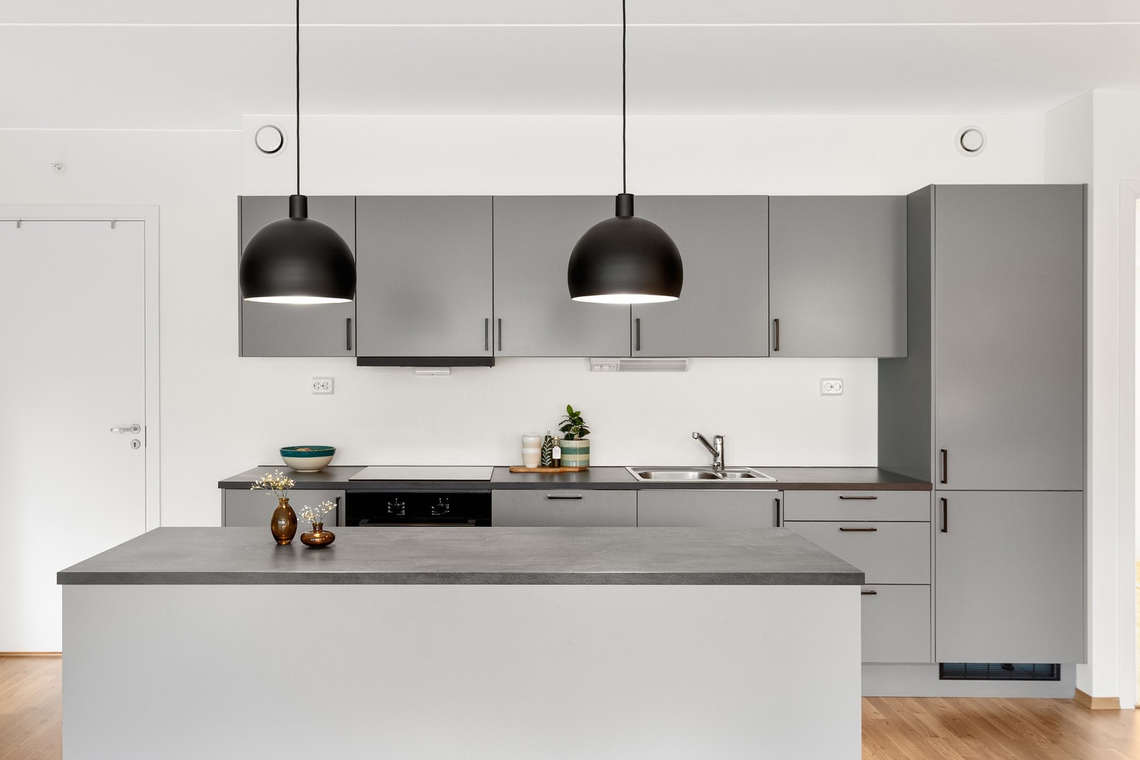 Nytt og delikat kjøkken med praktisk kjøkkenøy. Galleribilde