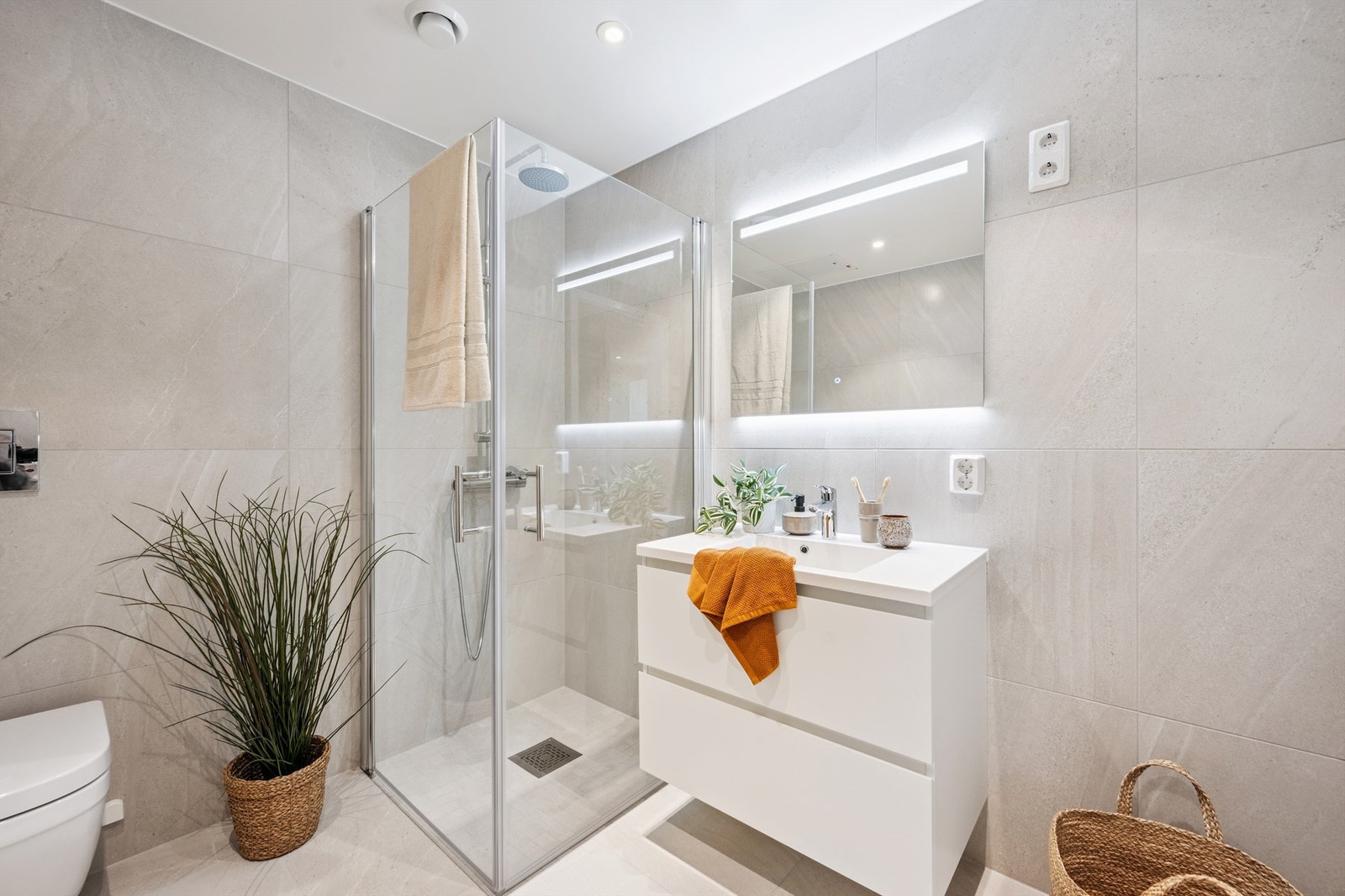 Lekkert bad med store fliser og moderne innredning Galleribilde