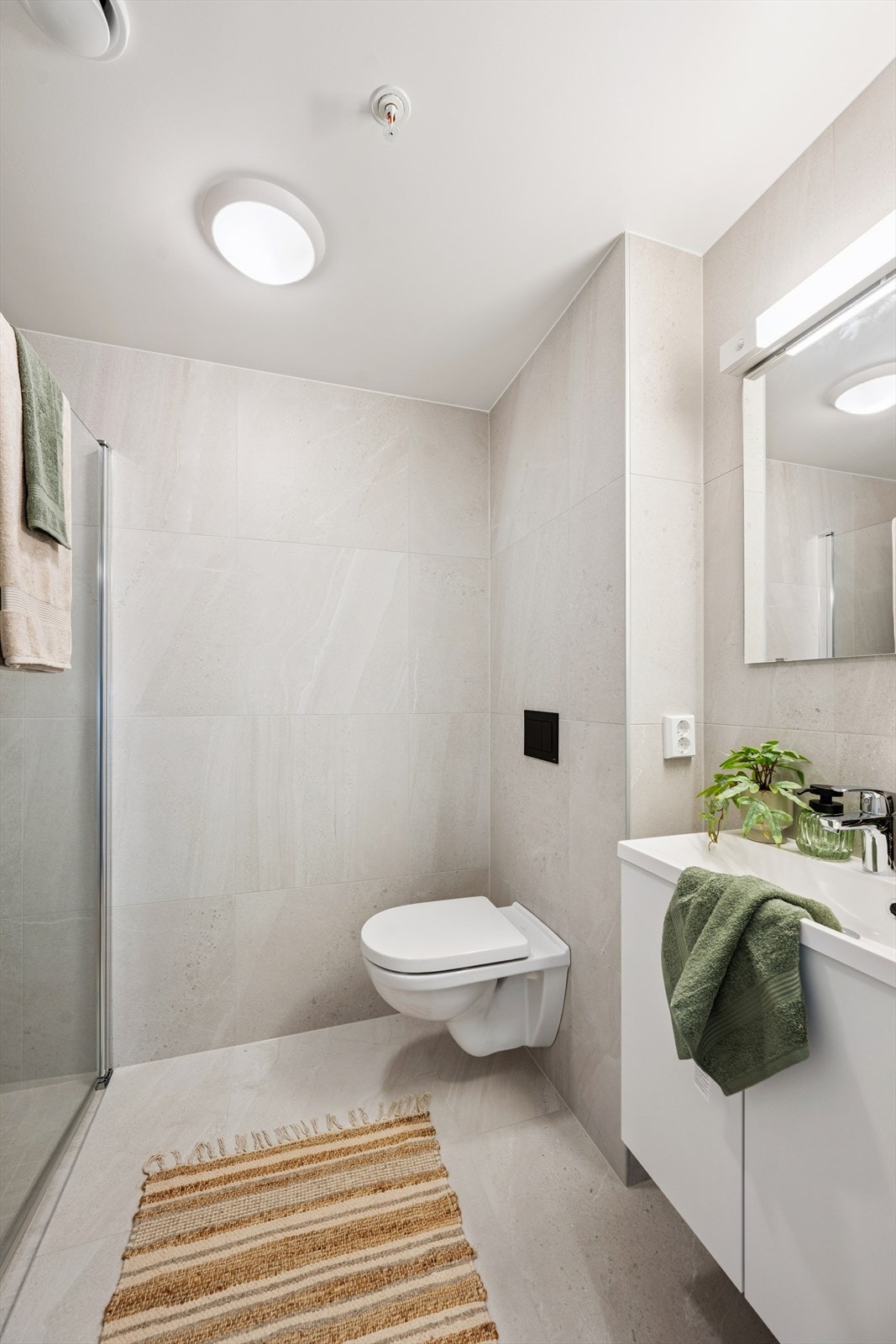 Bad 2 har lekre fliser, servantinnredning, vegghengt wc og dusjhjørne. Galleribilde