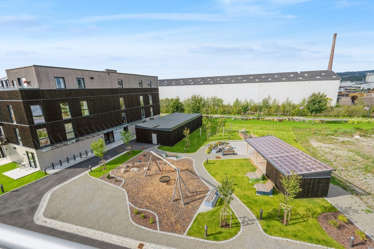 Her er det godt utsyn over den flotte hagen på området! Galleribilde