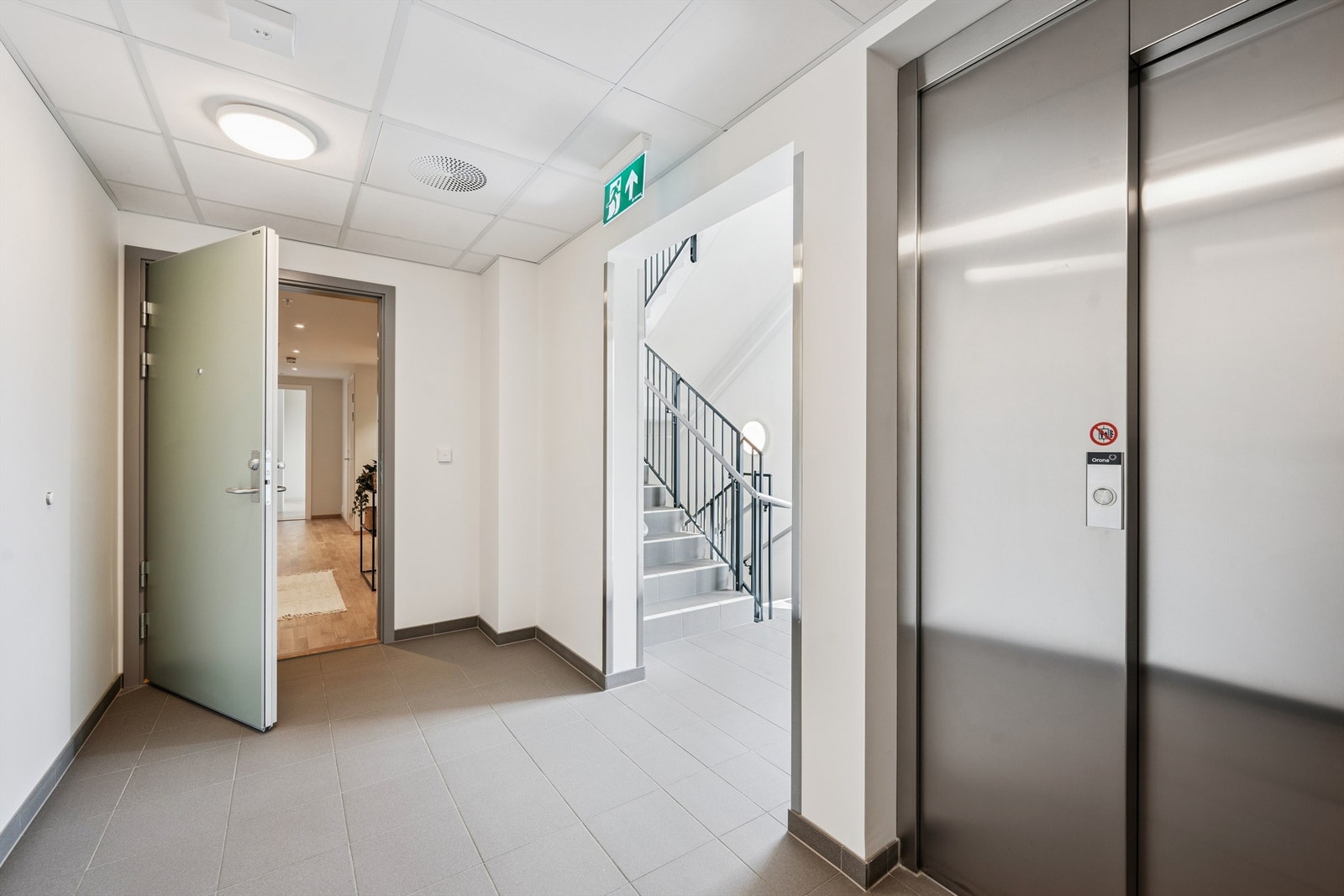 Felles trappegang med heis. Galleribilde