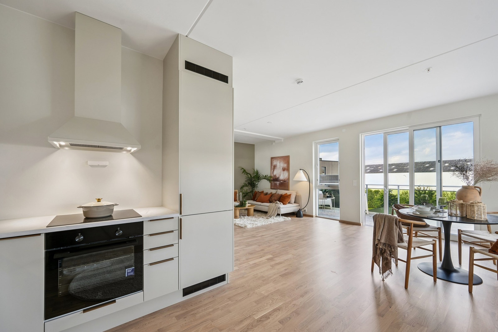 Åpen og sosial løsning mellom kjøkken og spisestue Galleribilde