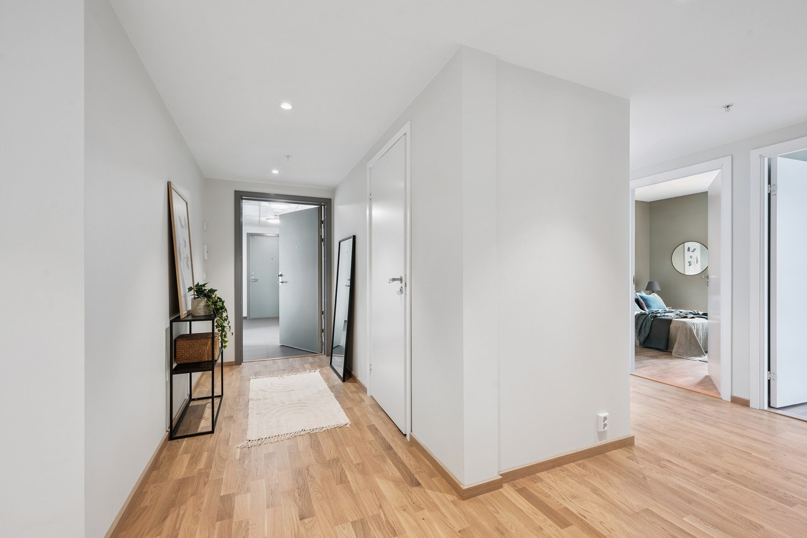 Romslig entre med egen bod til garderobe Galleribilde