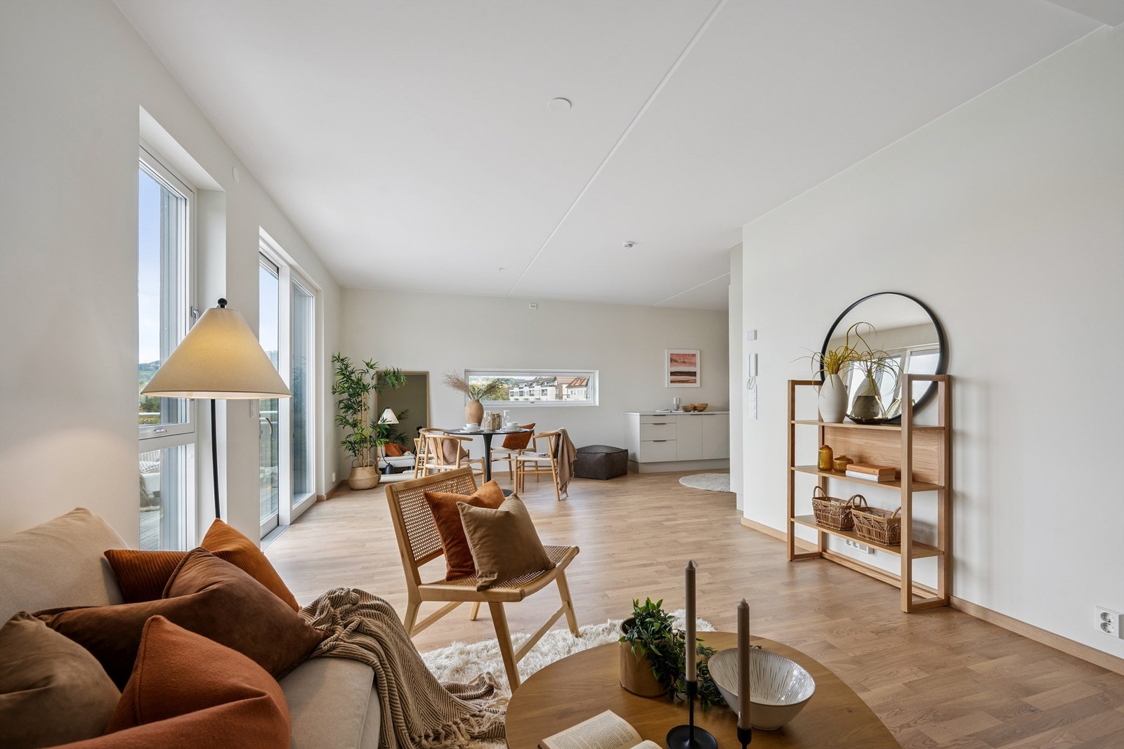 Lys og delikat stue der ekstra takhøyde og godt innfall av lys gir meget god romfølelse. Galleribilde