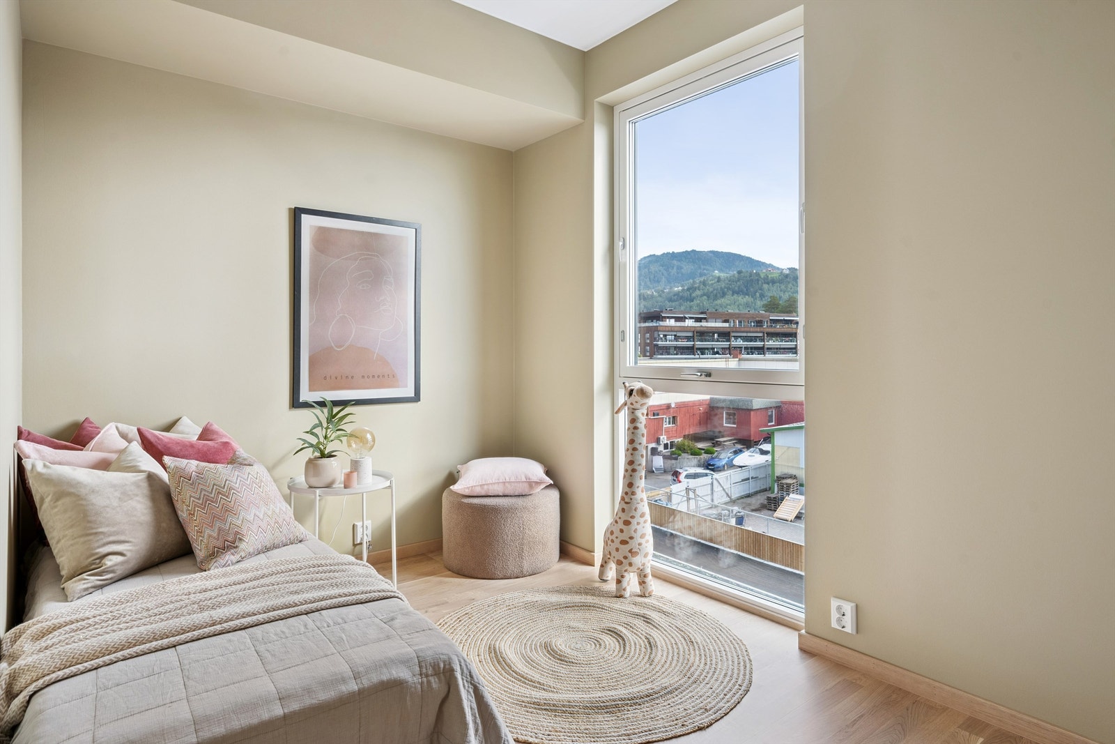 Soverom 3. Alle rommene er holdt i duse og delikate farger. Galleribilde