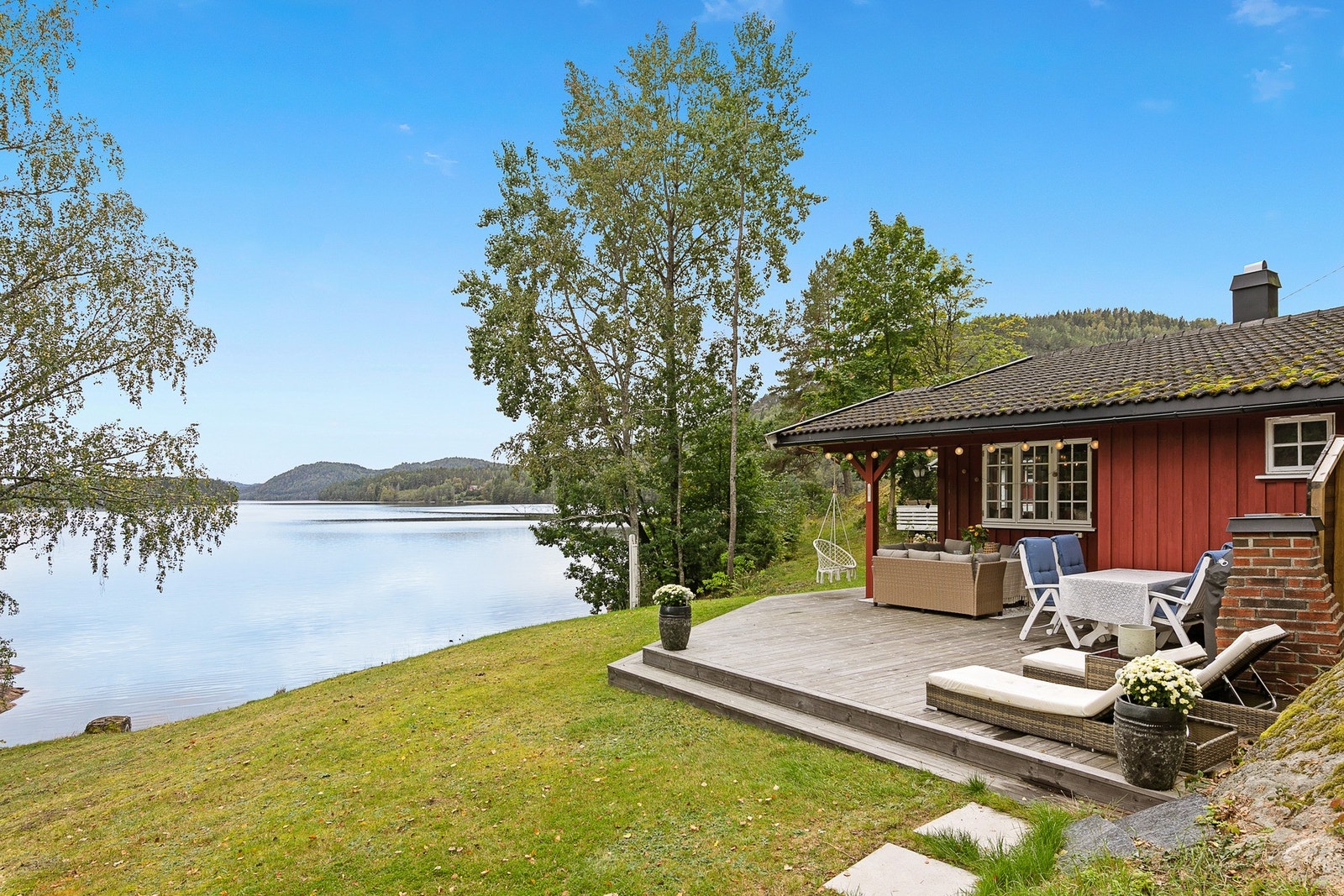 Hytta ligger idyllisk til i vannkanten i Farris med 120 meter "strandlinje". Galleribilde
