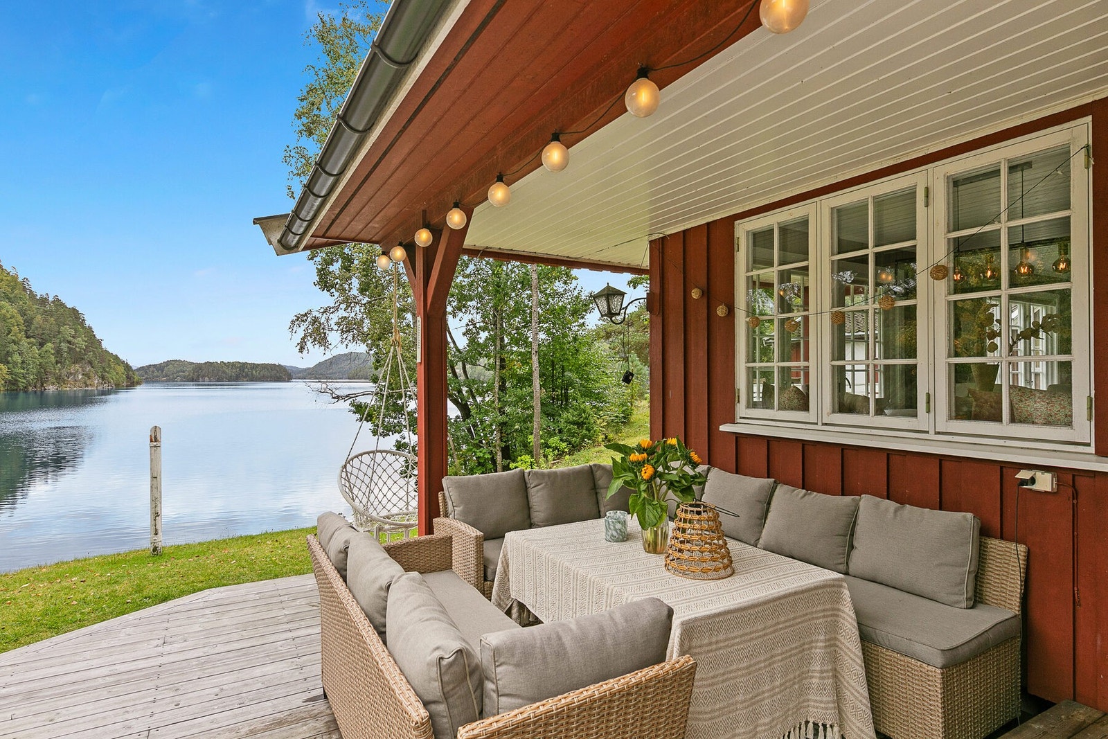 Delvis takoverbygd terrasse hvor du kan nyte de varme og regnfulle dagene ute. Galleribilde