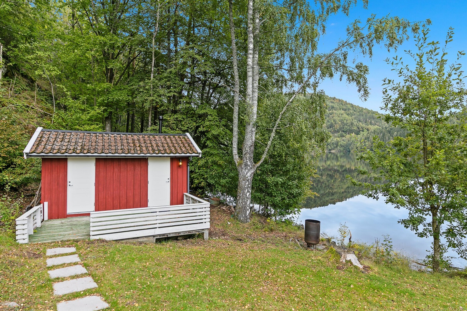 Annekset på nedsiden av eiendommen består av bod/teknisk rom og bad. Det foreligger ikke godkjente tegninger/brukstillatelse for annekset. Galleribilde