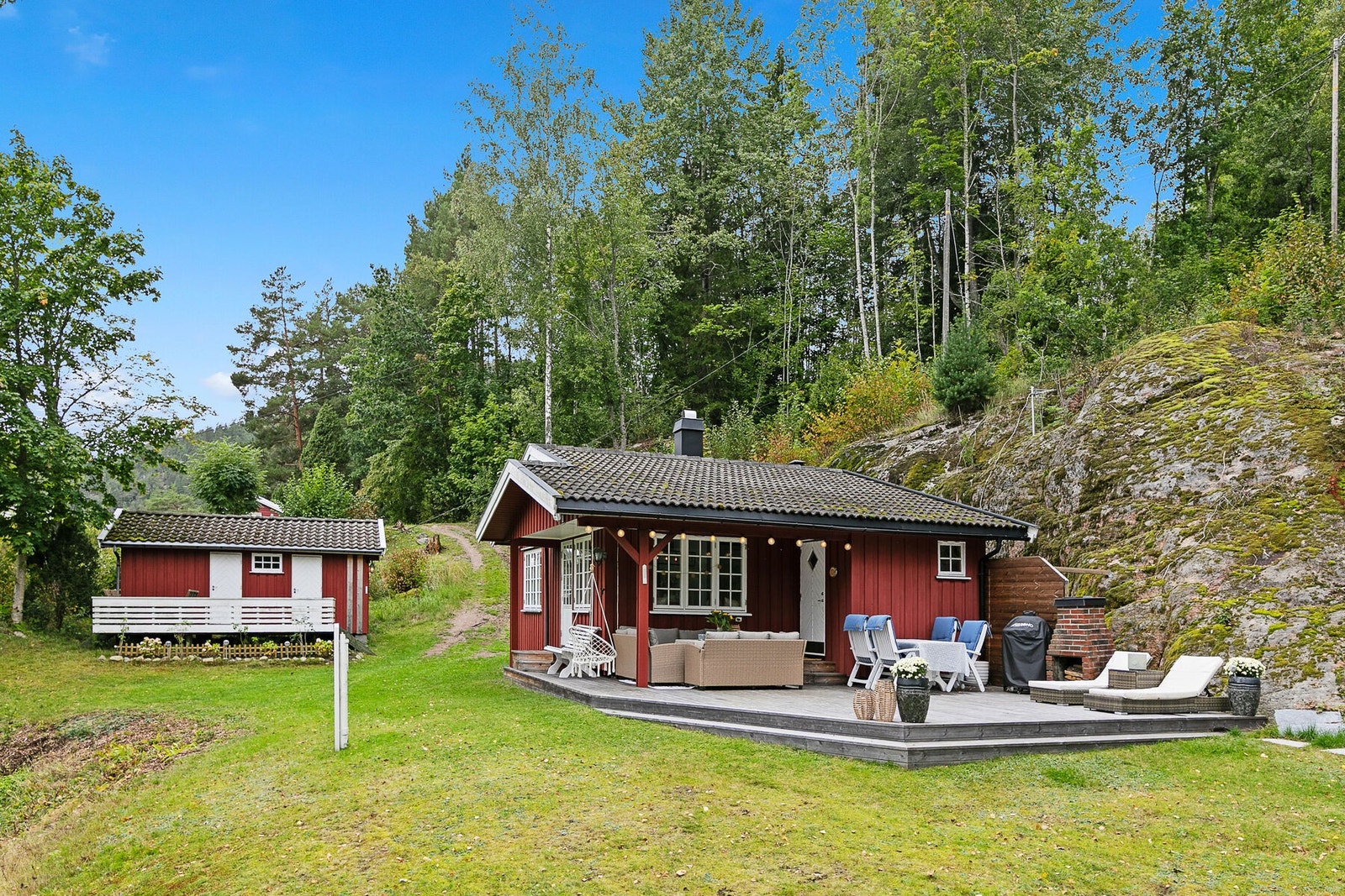 Hytta holder god hyttestandard fra 2001, og ligger overraskende lunt til. Galleribilde