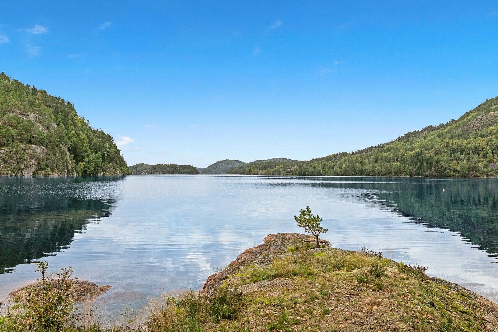 Her kan du ta kajakken ut på Farris, og oppleve de mange skjulte perlene langs vannet. Galleribilde