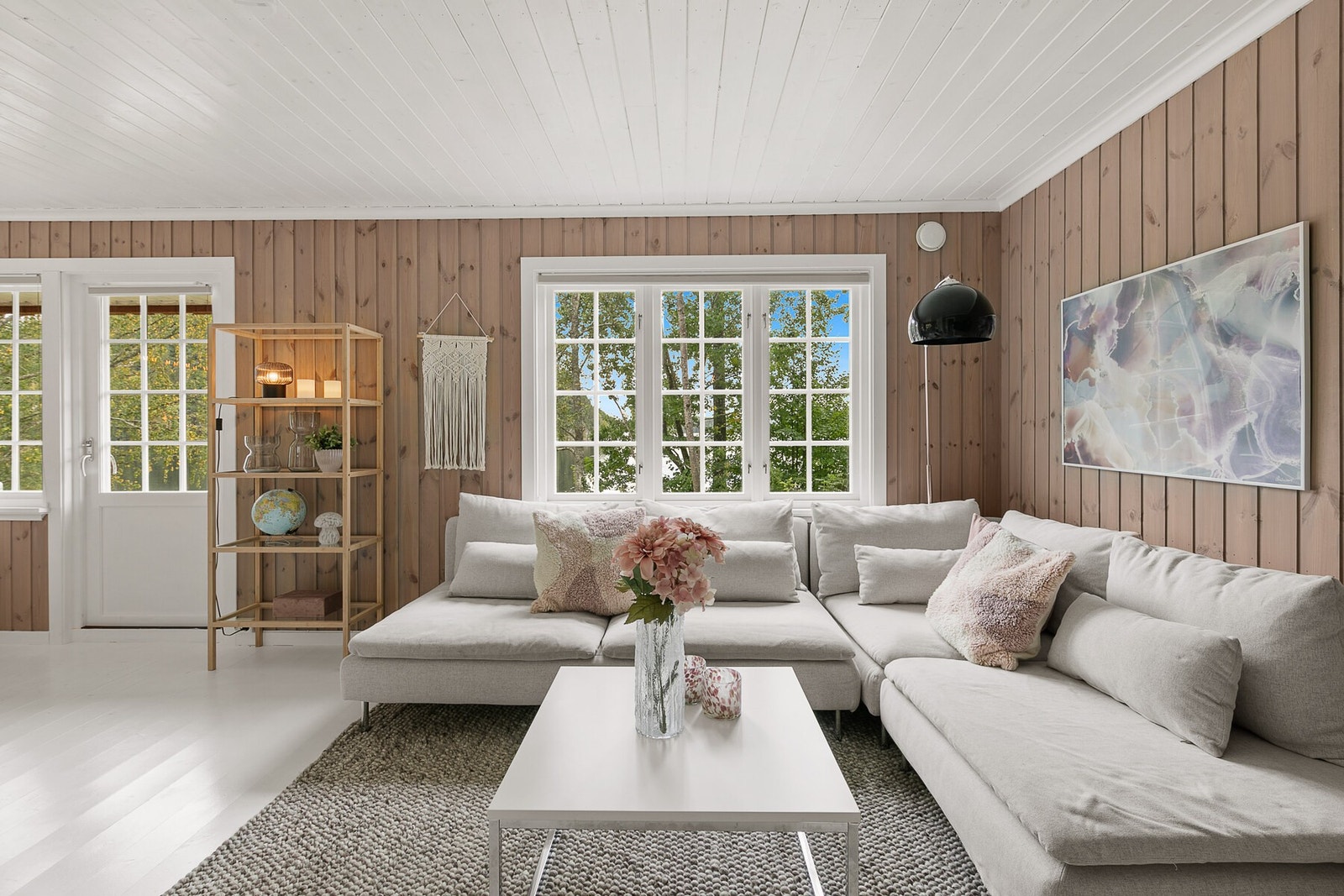 Dagens eier har pusset opp hyttas innvendige overflater i tiltalende og moderne stil. Galleribilde