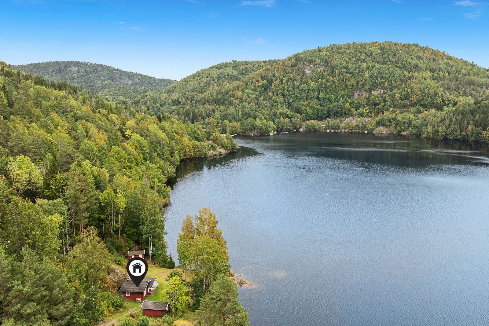 Her kan du nærmest hoppe i vannet rett fra stuedøren - innerst i Kveldsvik finner du et småbåtanlegg. Galleribilde