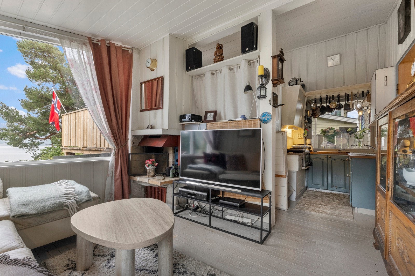 Det er god arealutnyttelse med kjøkken og stue i ett og samme rom. Galleribilde