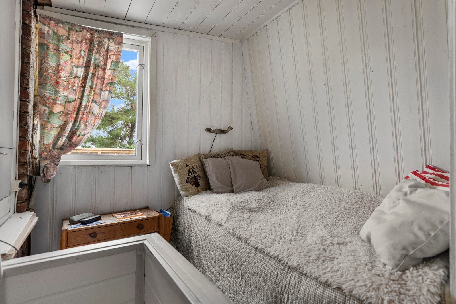 Videre fra kjøkkenet er det et område med plass til seng. Galleribilde