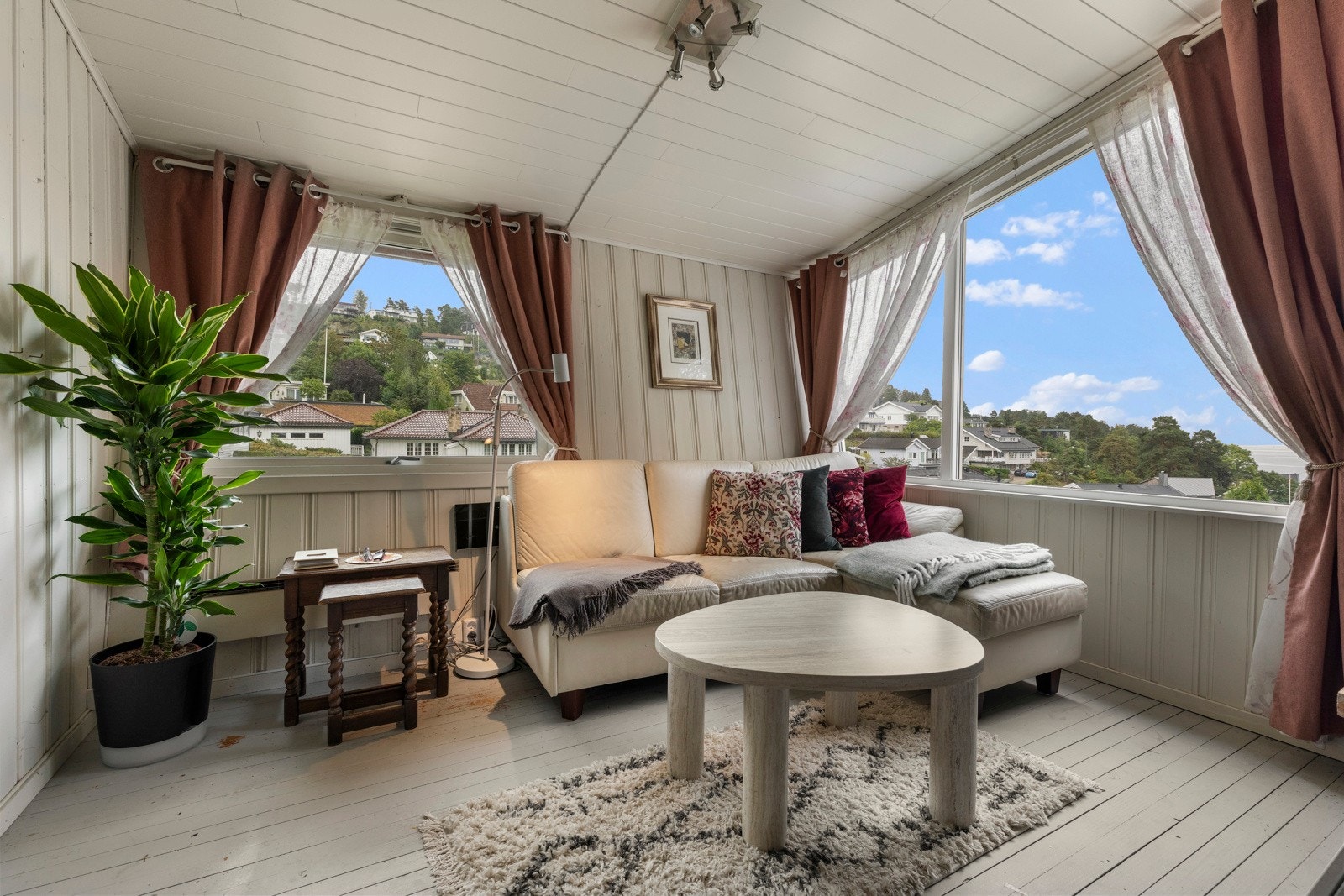 Stuen er lys og romslig med store vindusflater som gir rikelig med naturlig lys gjennom dagen, og skaper en god atmosfære. Galleribilde