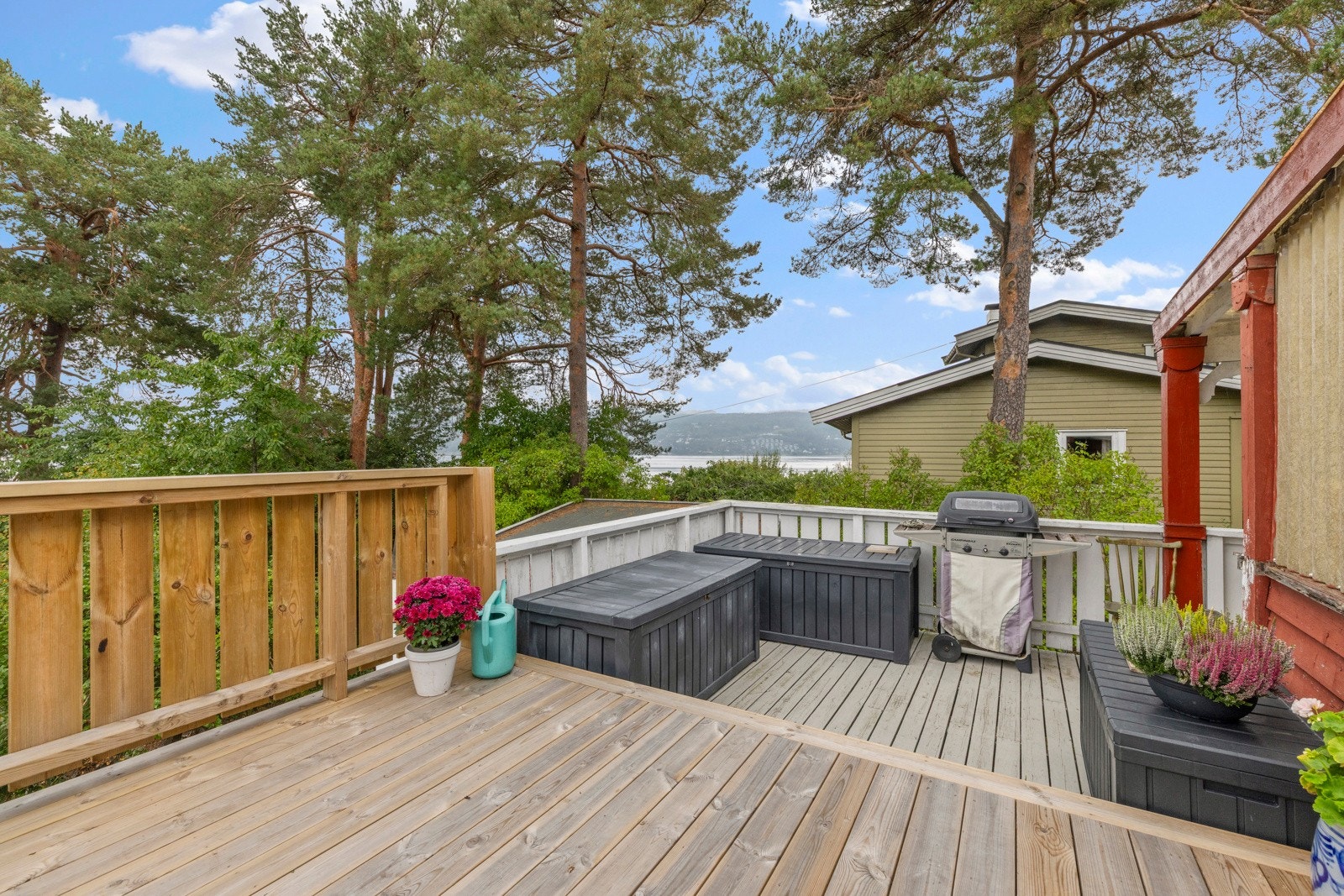 Her er det god plass til ønsket utemøblement. Galleribilde