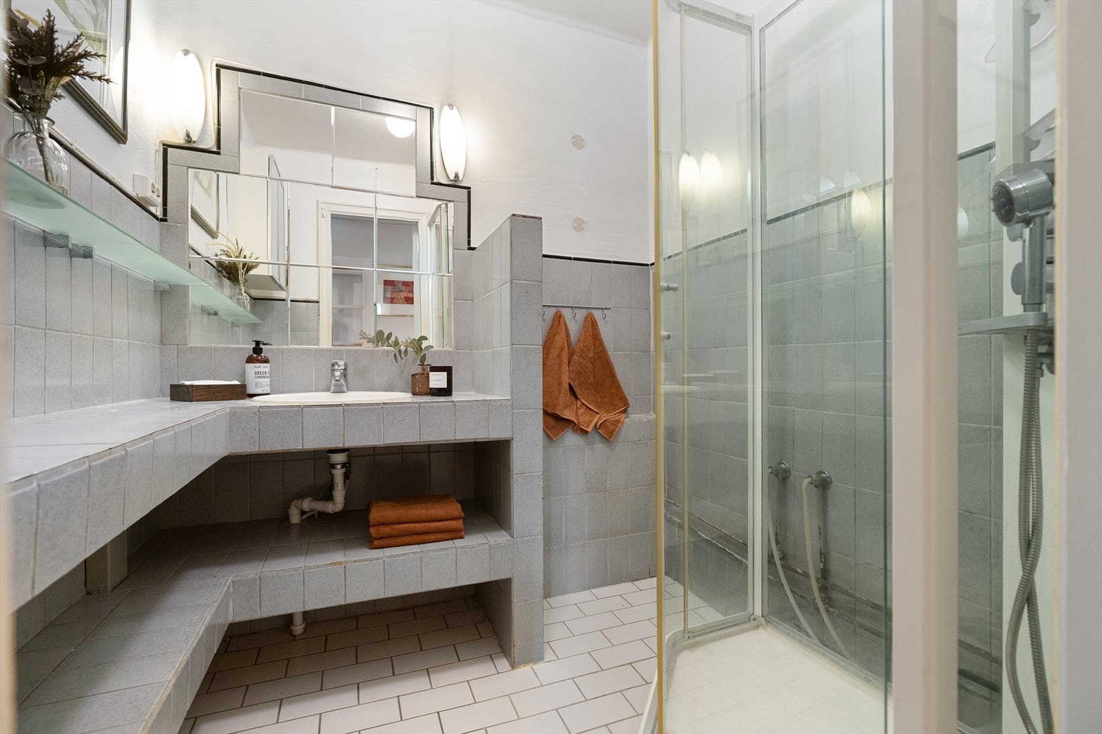 Badet er under oppussingsbehov med er utstyrt med gulvvarme. Galleribilde