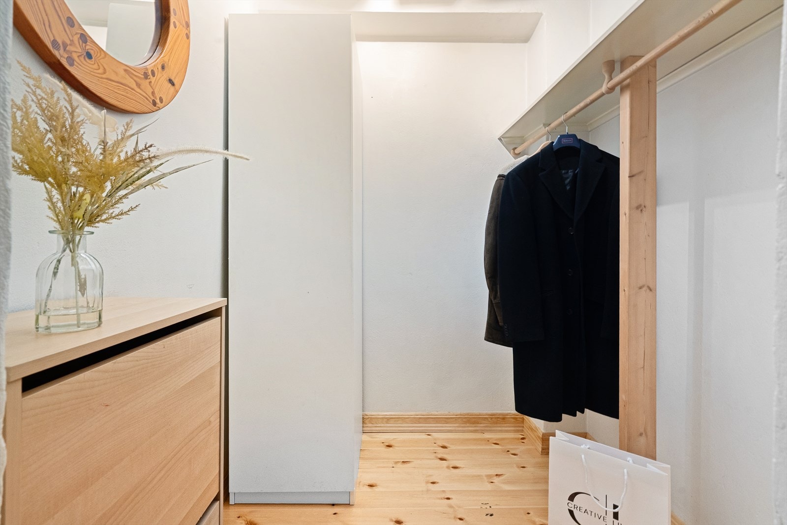 Her er det en innvendig og praktisk bod - perfekt for oppbevaring av klær og sko! Galleribilde