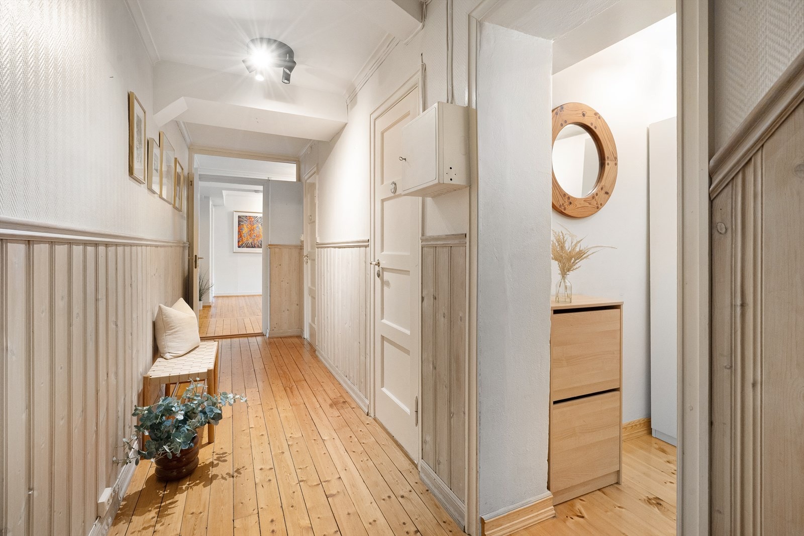 Stor entré med god plass til oppbevaring av garderobeskap. Galleribilde