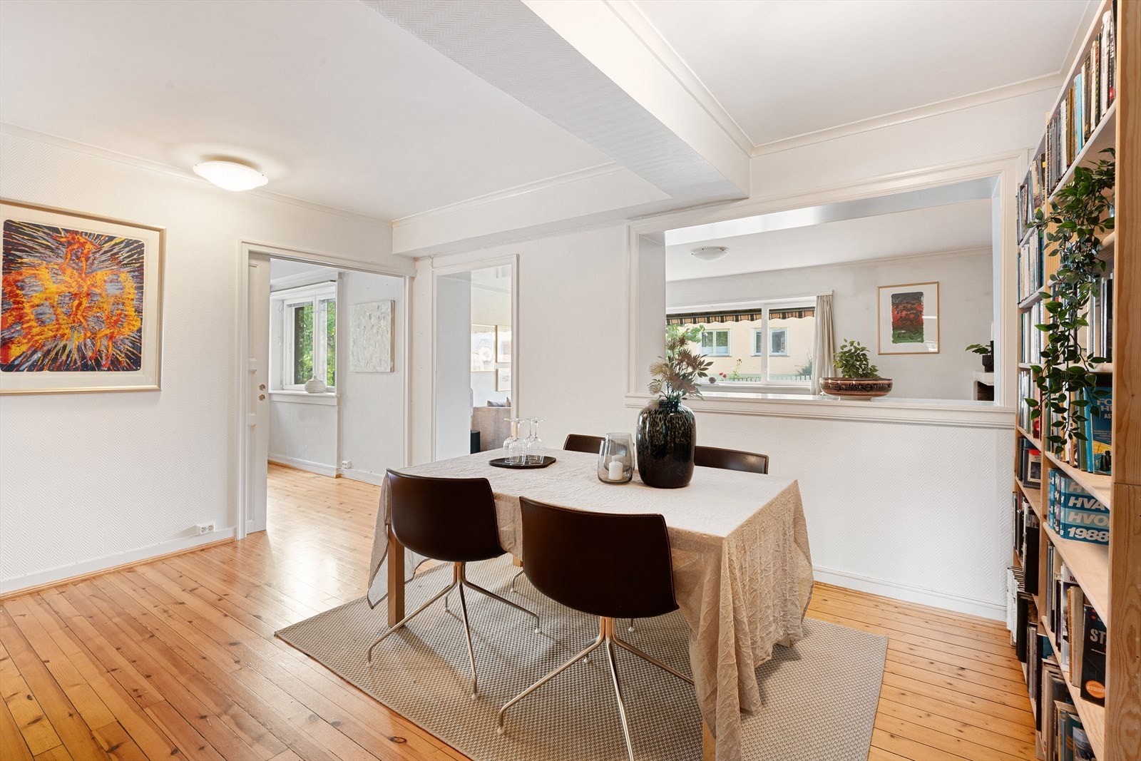 I tilknytning til stuen er det en egen spisestue. Galleribilde