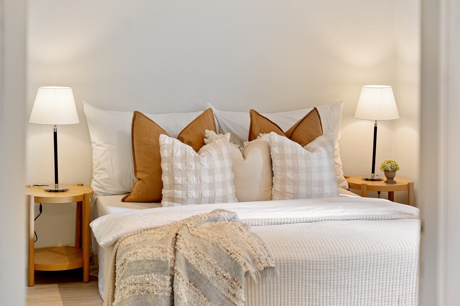 Soverommet er innredet med skyvedørsgarderobe. Galleribilde