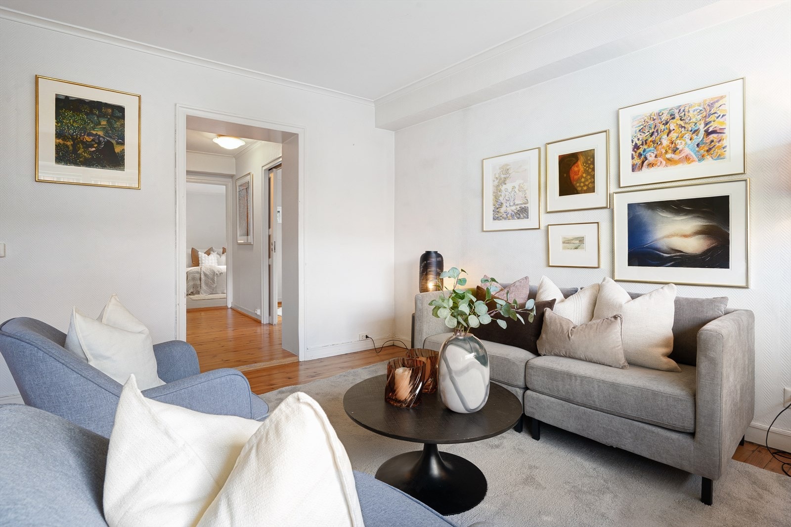 Stor og lys stue med vindusflater som sørger for godt med lysinnslipp. Galleribilde