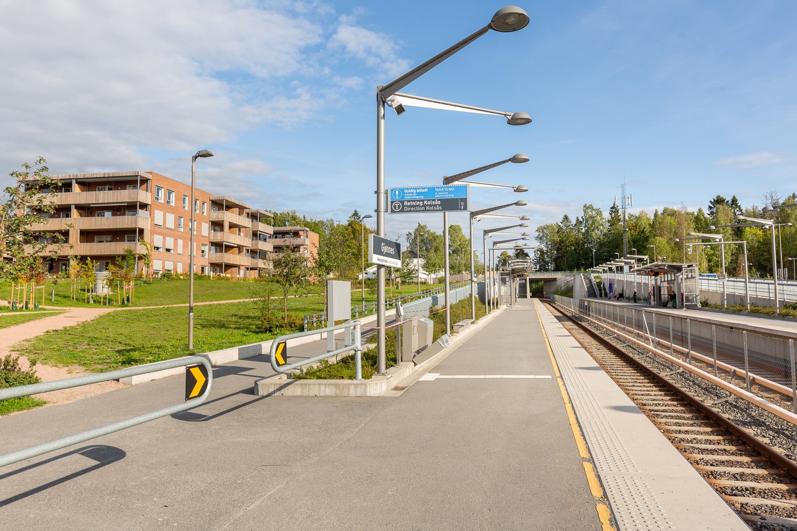 Gjønnes T-banestasjon ligger ca 10 min. gange fra eiendommen. Galleribilde