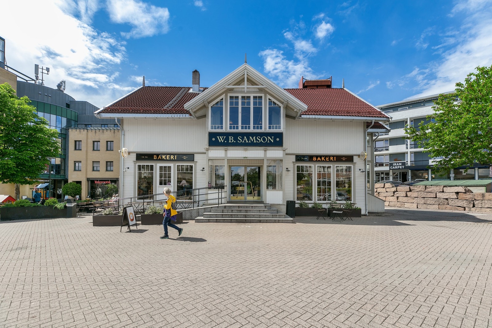 Det er kort vei til Bekkestua sentrum, med flere hyggelige spisesteder. Galleribilde