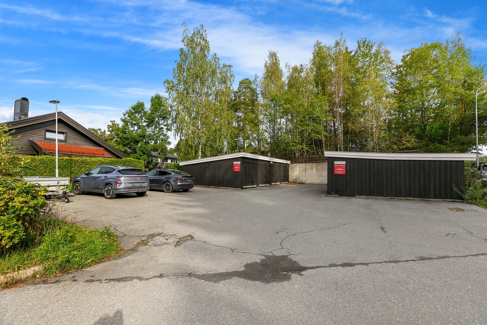 Med eiendommen følger 1 garasjeplass i felles rekke samt biloppstillingsplass Galleribilde