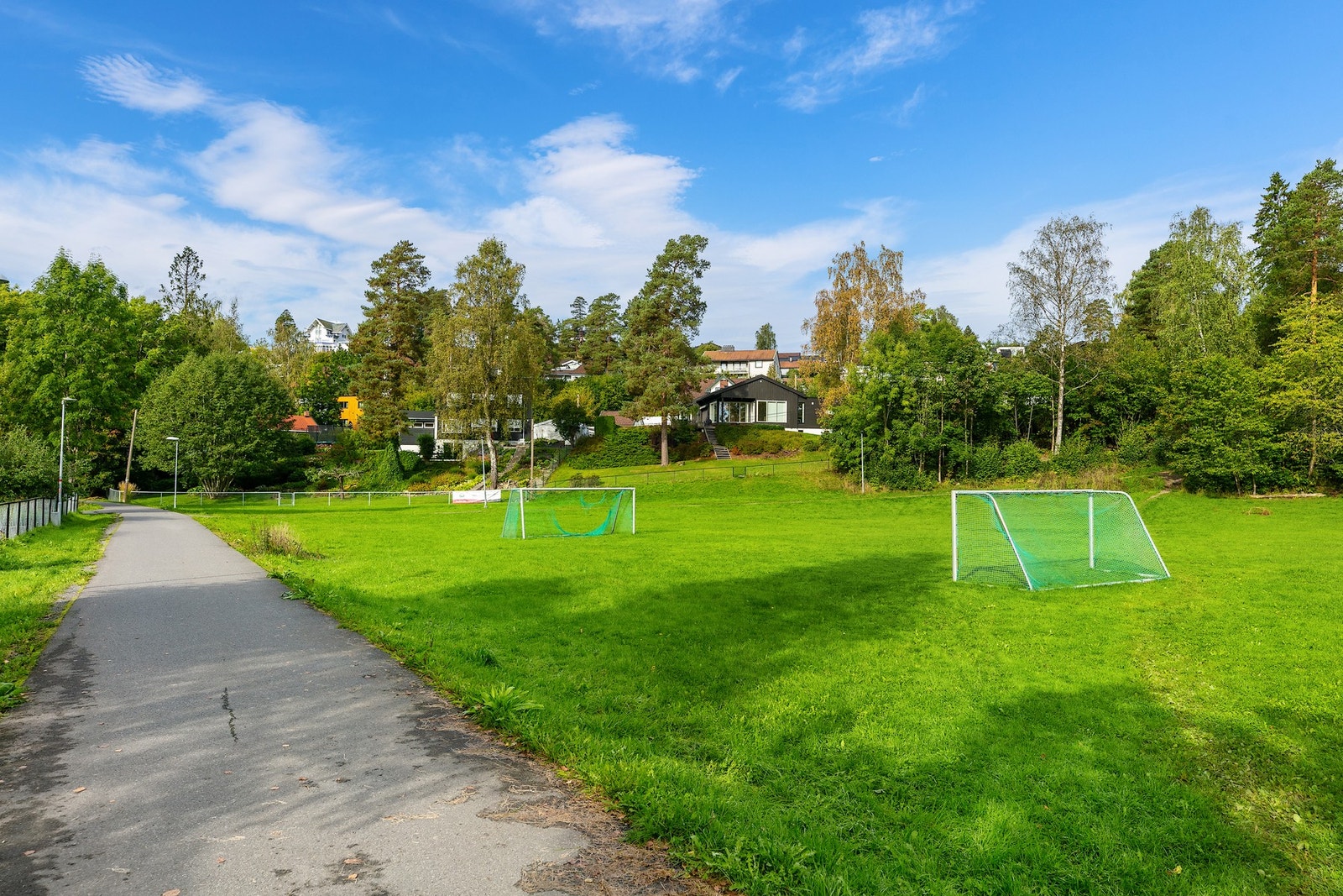 Bilde fra nærområdet med bl.a fotball-løkke og flere turveier Galleribilde
