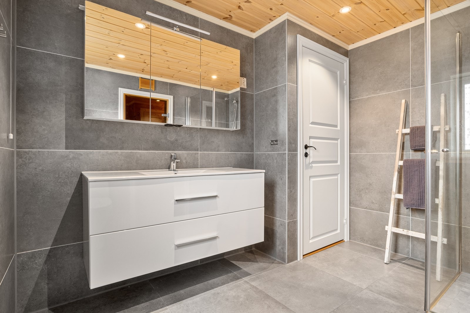 Lekkert baderom med badstue. Ekstra wc på vaskerom. Galleribilde