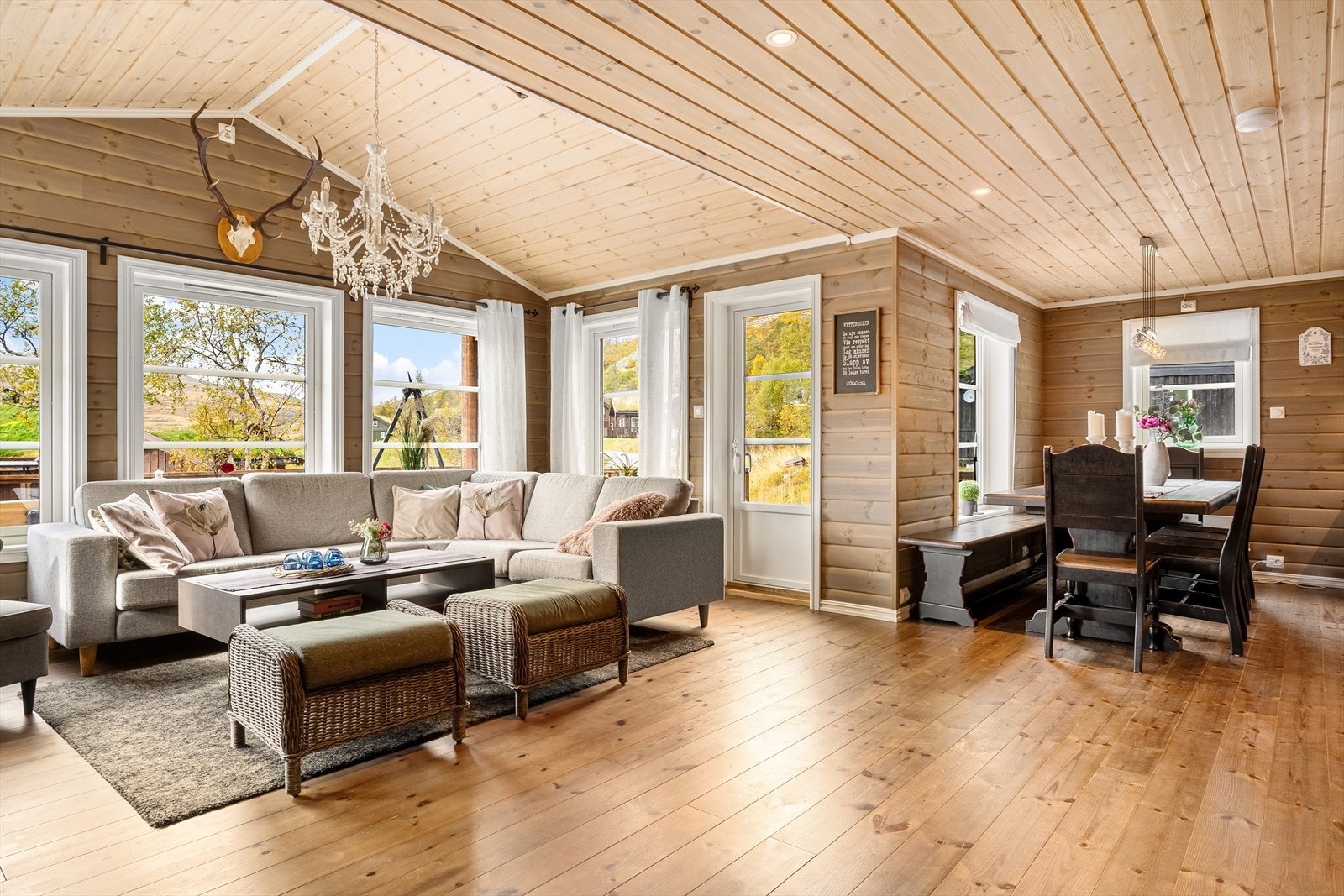 Stor stue med åpen løsning til kjøkken. God takhøyde og flott utsikt. Galleribilde